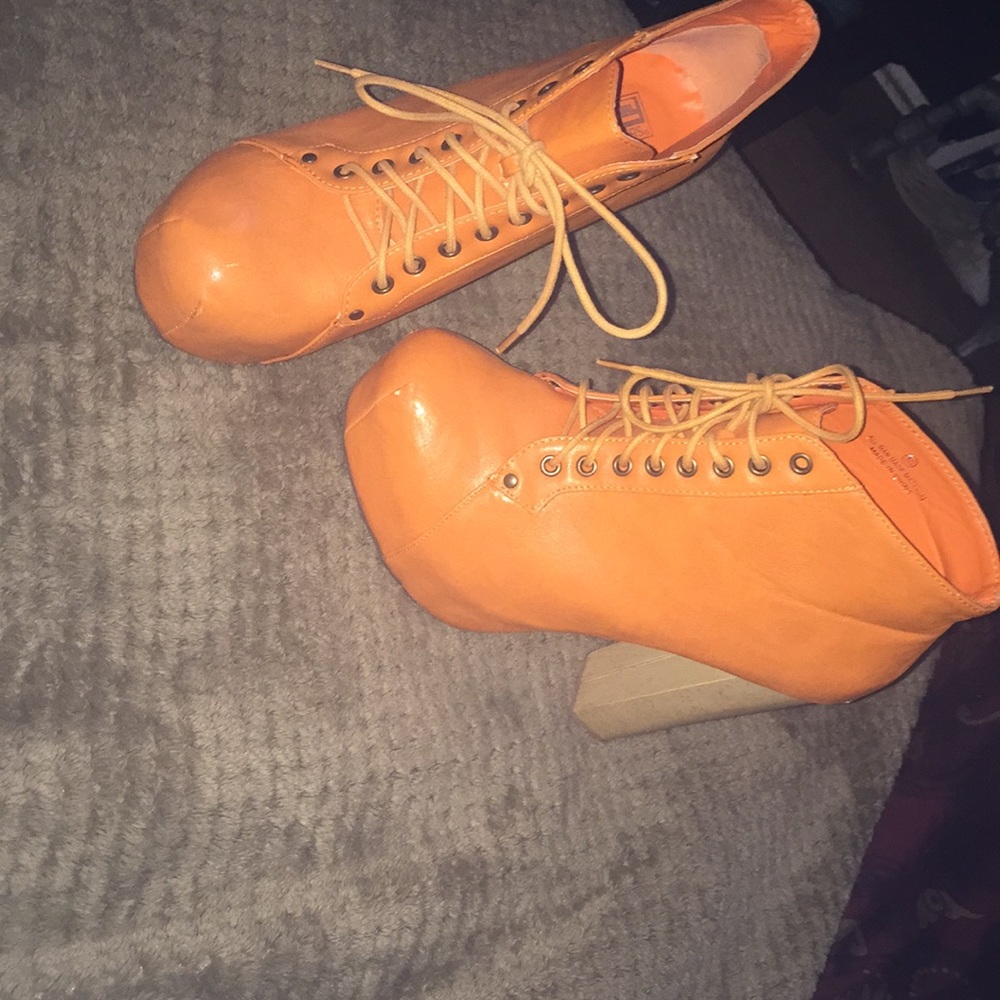 Thick hill shoe